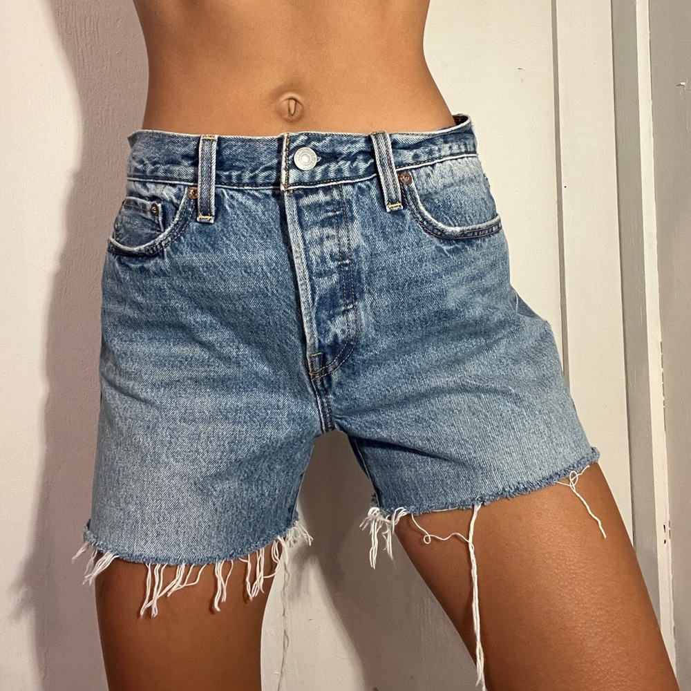 LEVI shorts size 28
